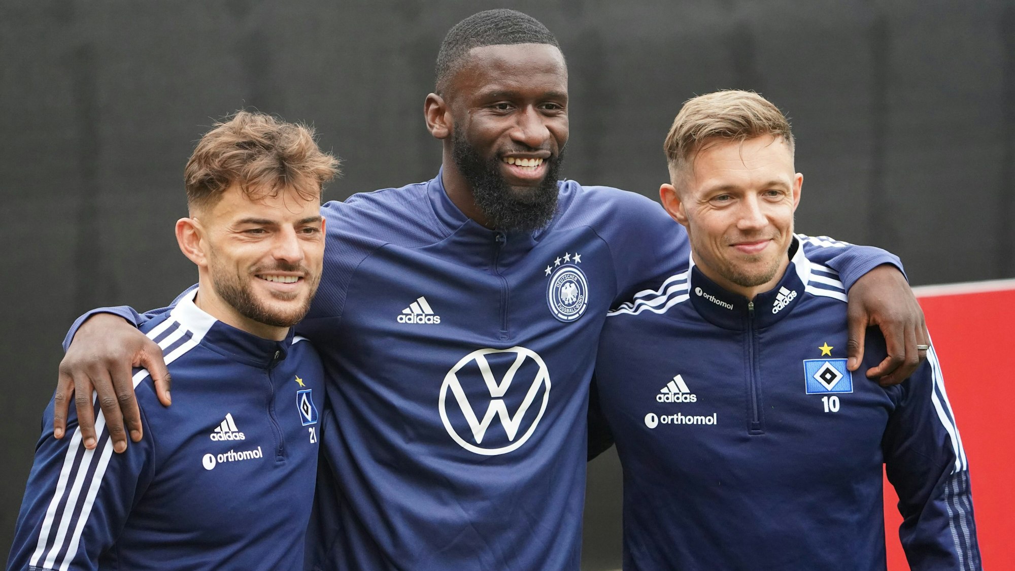 Deutschlands Antonio Rüdiger (M) steht mit Sonny Kittel (r) und Tim Leibold vom Hamburger SV für ein Foto zusammen.