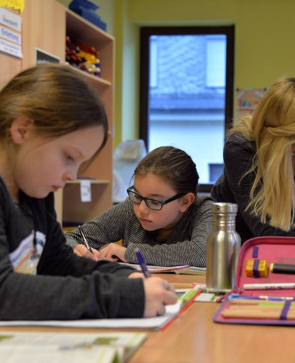 Lehrerin Lilli Maul unterrichtet am 25.01.2016 in der Grundschule Klotten (Kreis Cochem-Zell).
