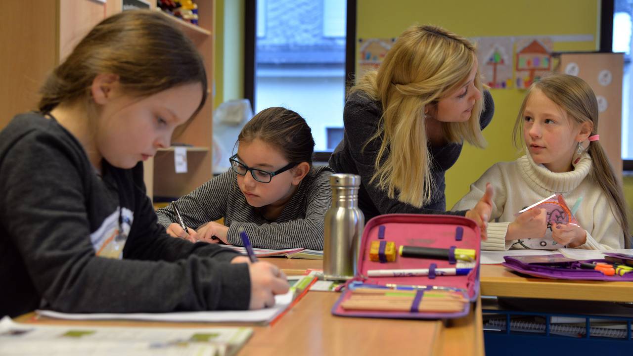 Lehrerin Lilli Maul unterrichtet am 25.01.2016 in der Grundschule Klotten (Kreis Cochem-Zell).