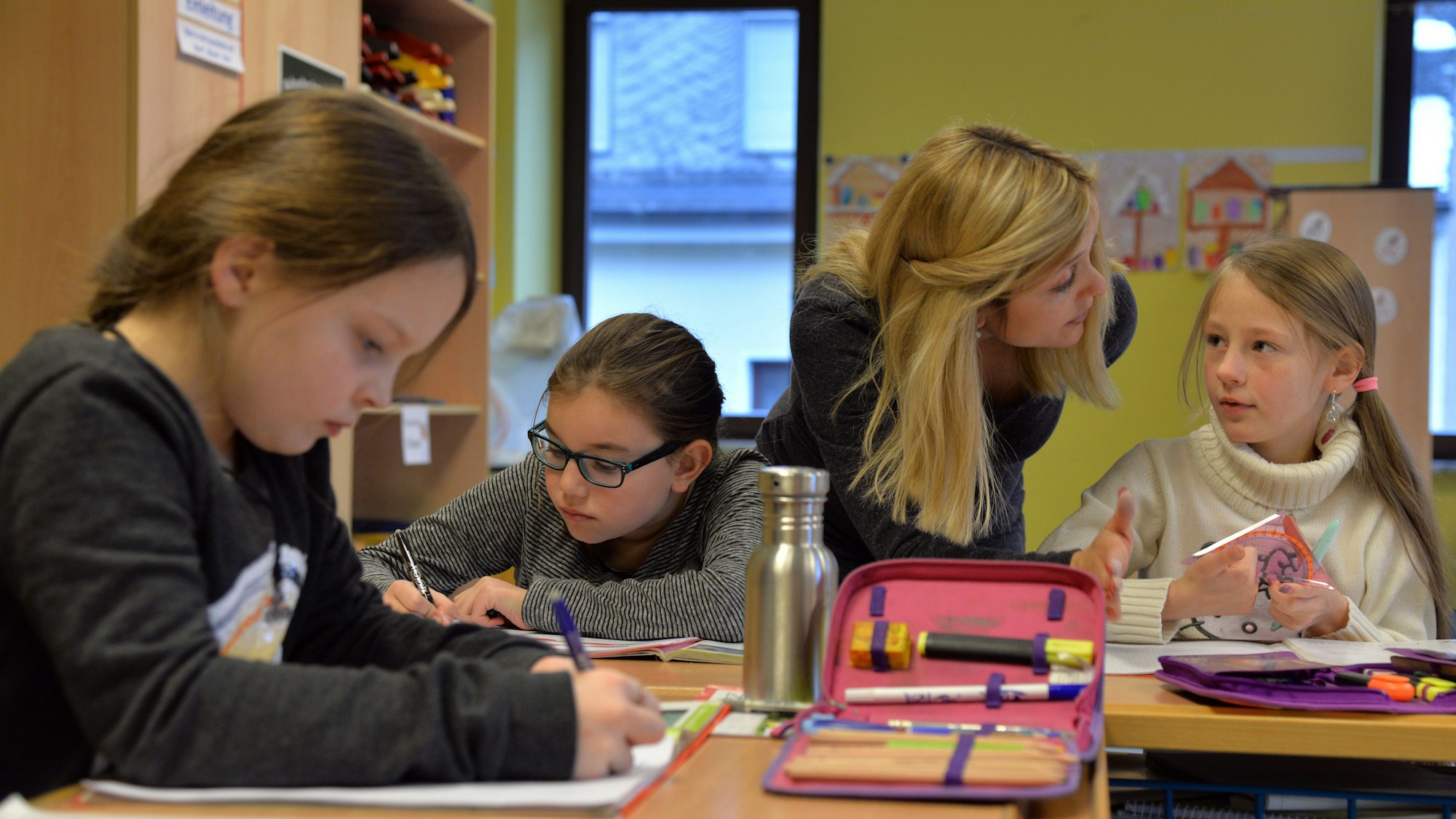Lehrerin Lilli Maul unterrichtet am 25.01.2016 in der Grundschule Klotten (Kreis Cochem-Zell).