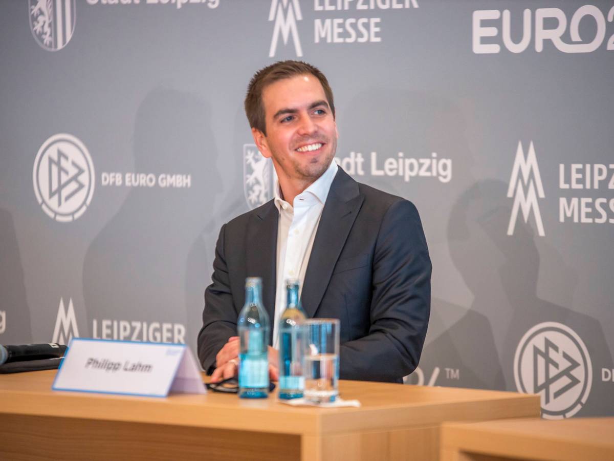 Philipp Lahm lacht bei einer Pressekonferenz zur EM 2024.