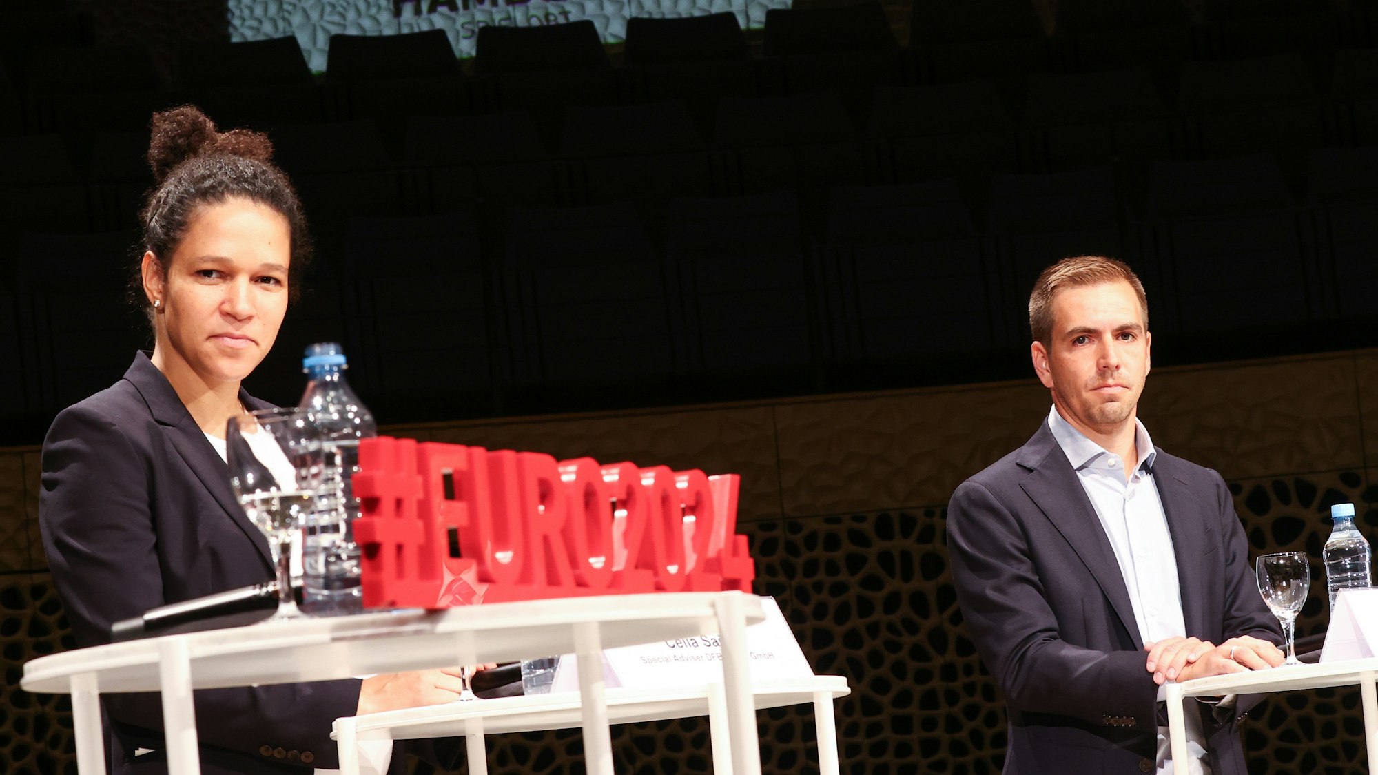 Celia Sasic und Philipp Lahm stehen bei einem Pressetermin für die EM 2024 auf der Bühne.