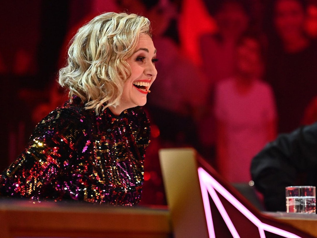 Im Rateteam versucht Ruth Moschner gemeinsam mit Rea Garvey, den Zuschauern und einem wöchentlich wechselndem Rategast den zehn Prominenten auf die Schliche zu kommen.