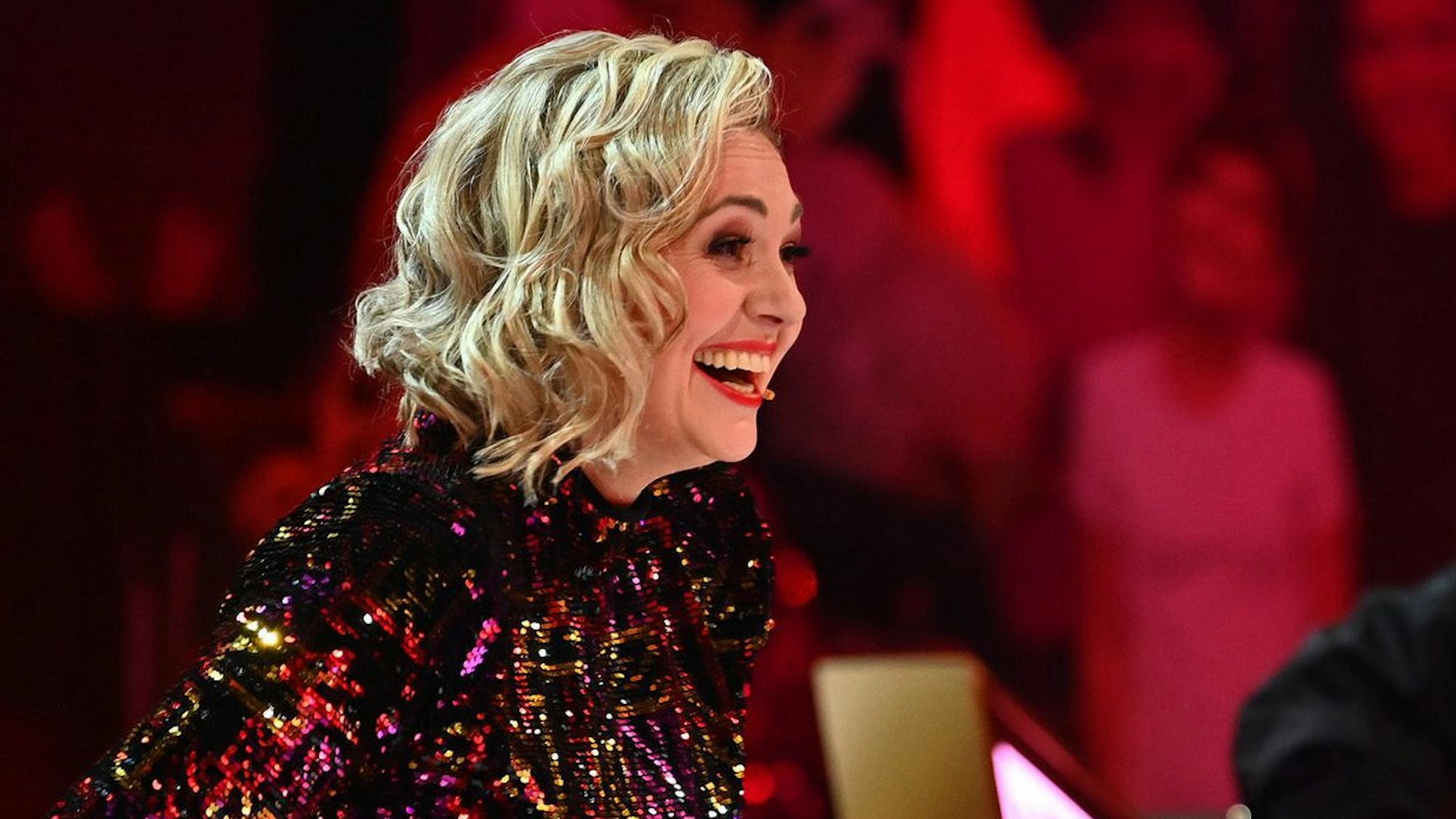 Im Rateteam versucht Ruth Moschner gemeinsam mit Rea Garvey, den Zuschauern und einem wöchentlich wechselndem Rategast den zehn Prominenten auf die Schliche zu kommen.