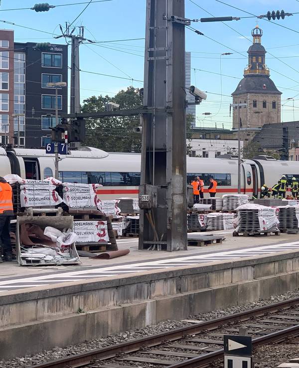 Feuerwehr untersucht stehenden ICE im Hauptbahnhof
