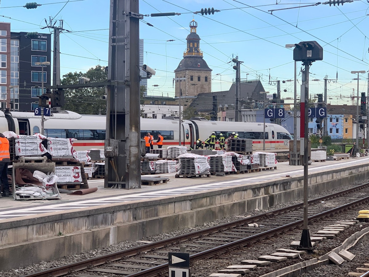Feuerwehr untersucht stehenden ICE im Hauptbahnhof