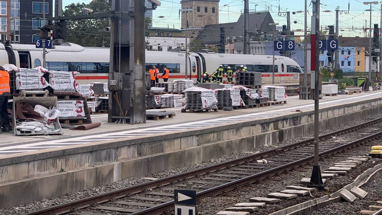 Feuerwehr untersucht stehenden ICE im Hauptbahnhof