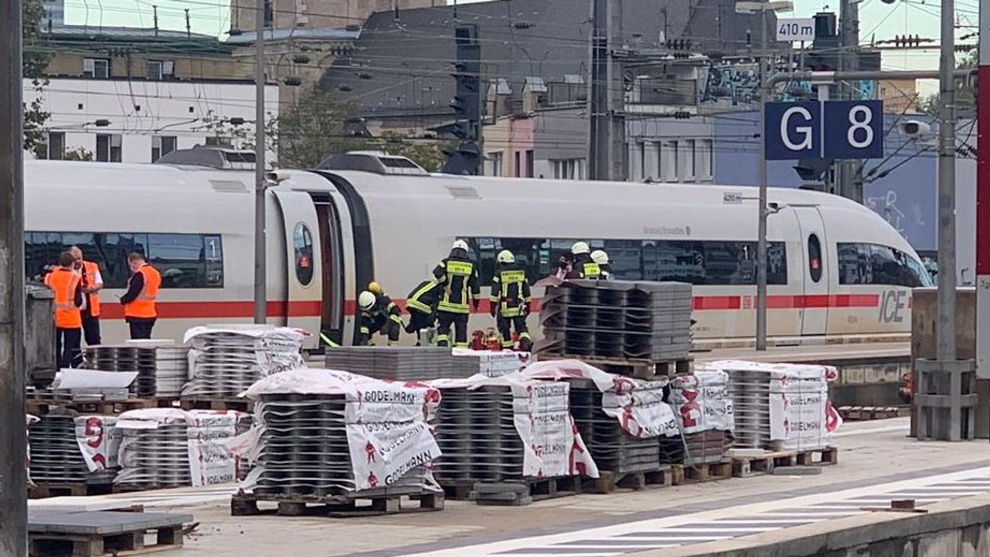 Feuerwehr untersucht stehenden ICE im Hauptbahnhof