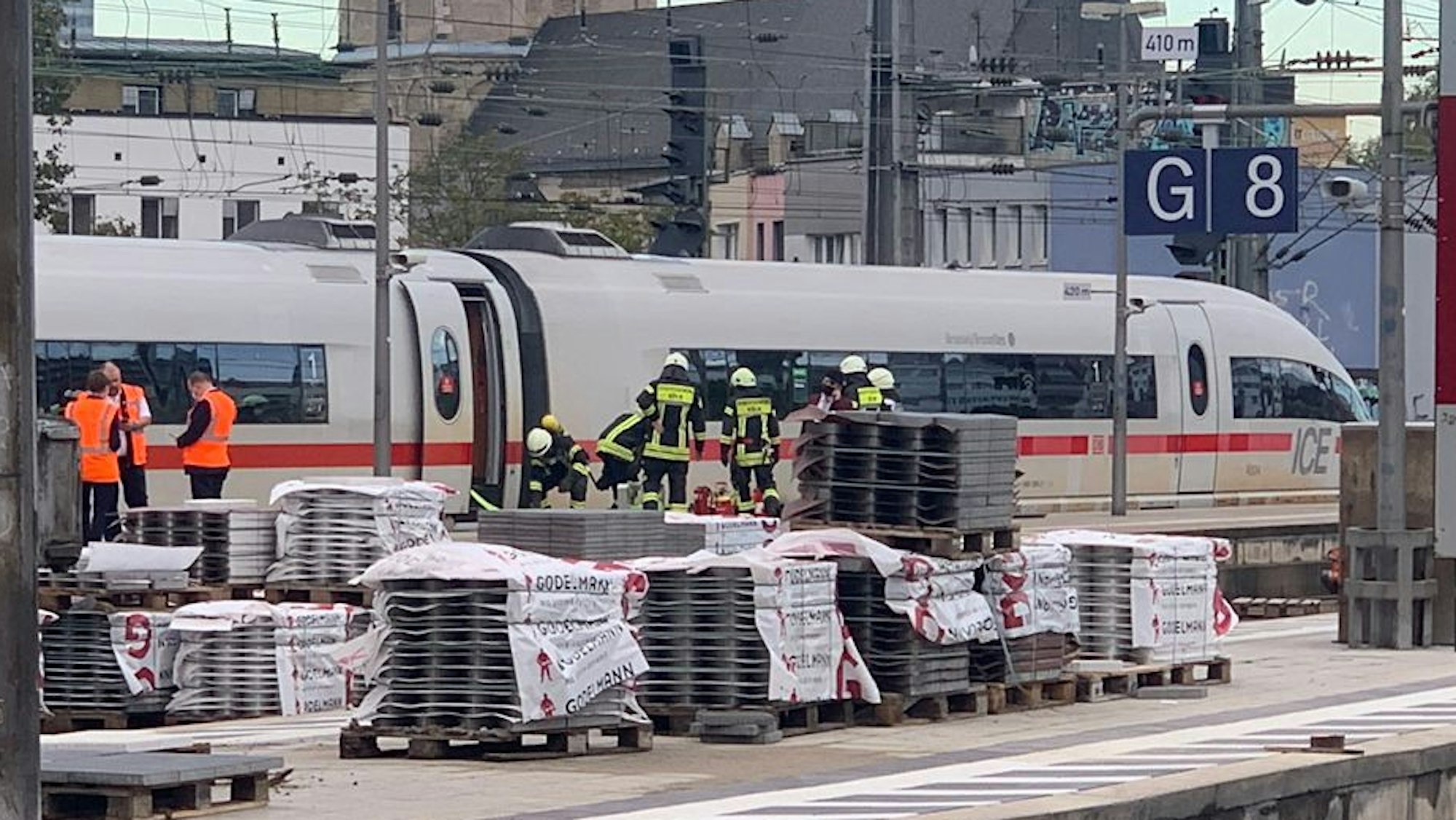 Feuerwehr untersucht stehenden ICE im Hauptbahnhof