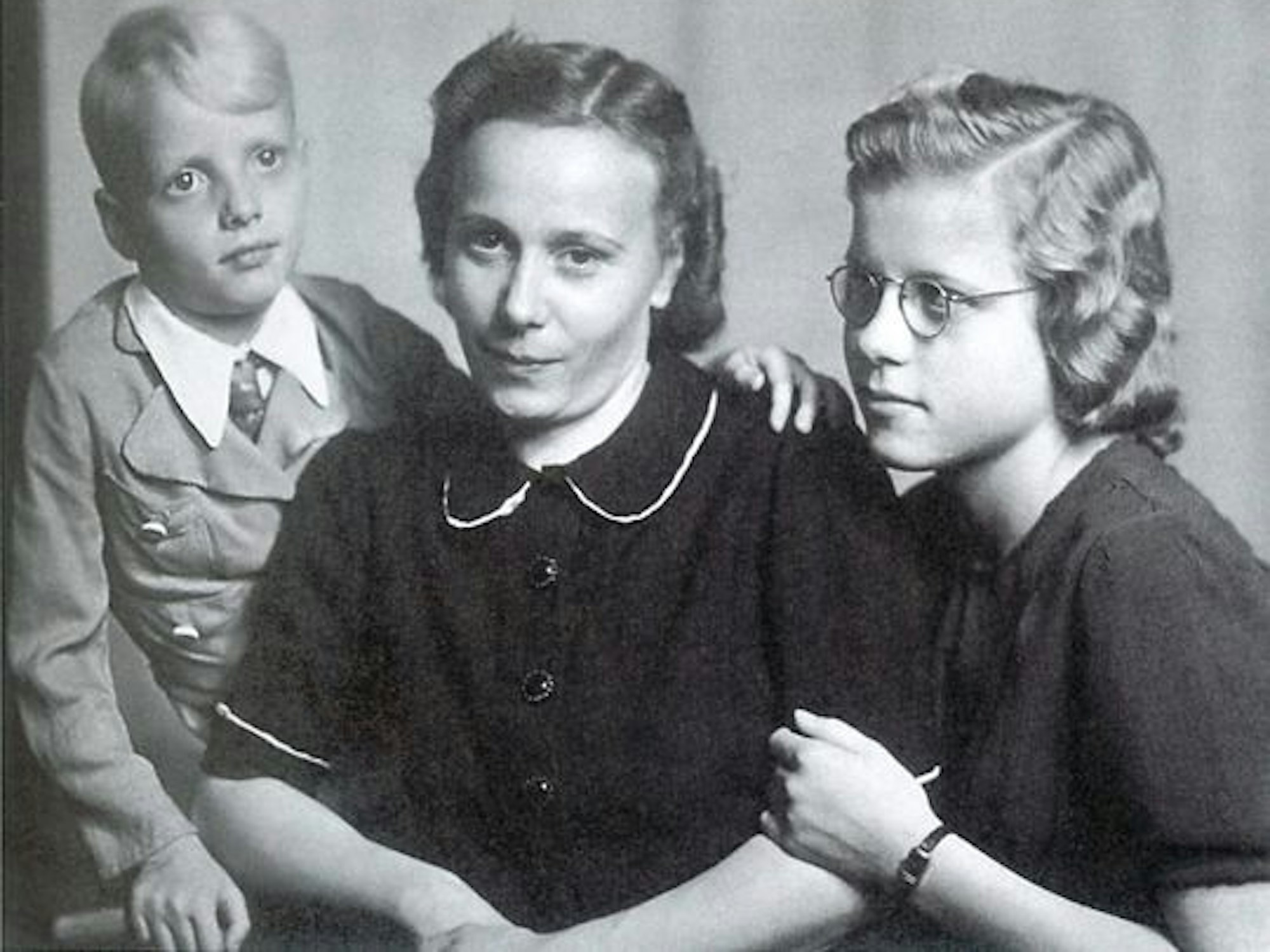 Heino mit seiner Mutter Franziska und seiner Schwester Hannelore auf einem alten Kindheitsfoto.