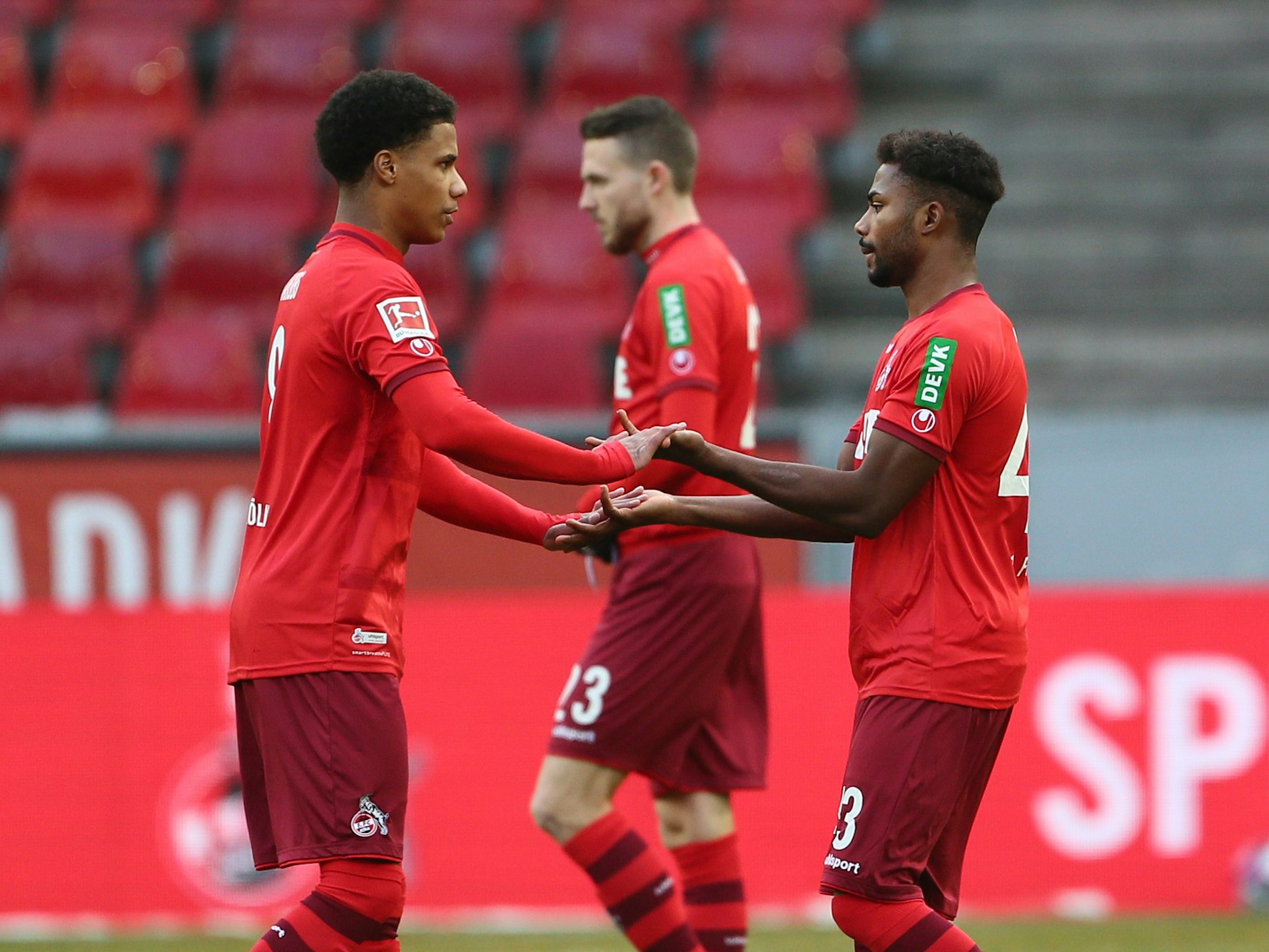 Ismail Jakobs und Emmanuel Dennis spielen für den 1. FC Köln gegen Arminia Bielefeld.