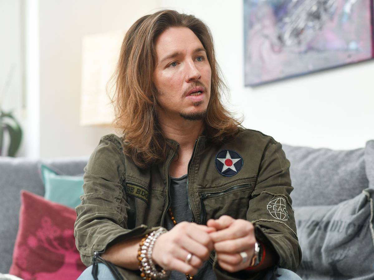 Der Sänger Gil Ofarim gibt ein Interview. Ofarims neues Album „'Alles auf Hoffnung'“ erscheint am 28.02.2020.