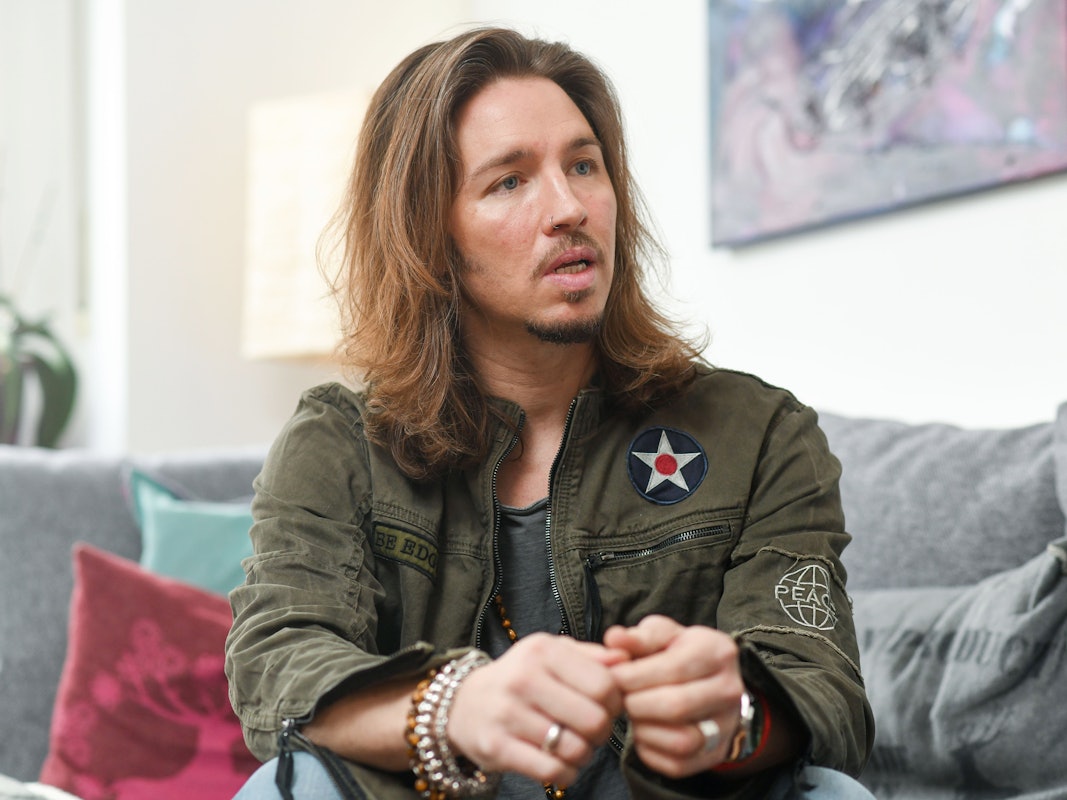 Der Sänger Gil Ofarim gibt ein Interview. Ofarims neues Album „'Alles auf Hoffnung'“ erscheint am 28.02.2020.