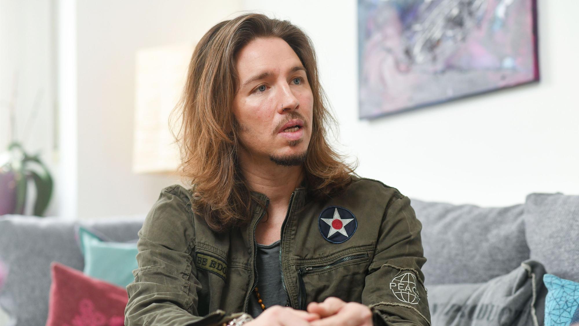 Der Sänger Gil Ofarim gibt ein Interview. Ofarims neues Album „'Alles auf Hoffnung'“ erscheint am 28.02.2020.