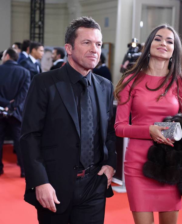 Lothar Matthäus geht mit Anastasia über den roten Teppuch. Sie trägt ein pinkes Kleid, er einen schwarzen Anzug.