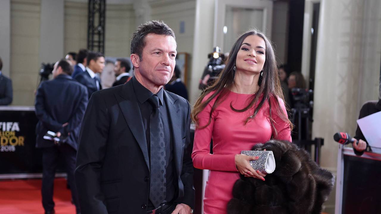 Lothar Matthäus geht mit Anastasia über den roten Teppuch. Sie trägt ein pinkes Kleid, er einen schwarzen Anzug.