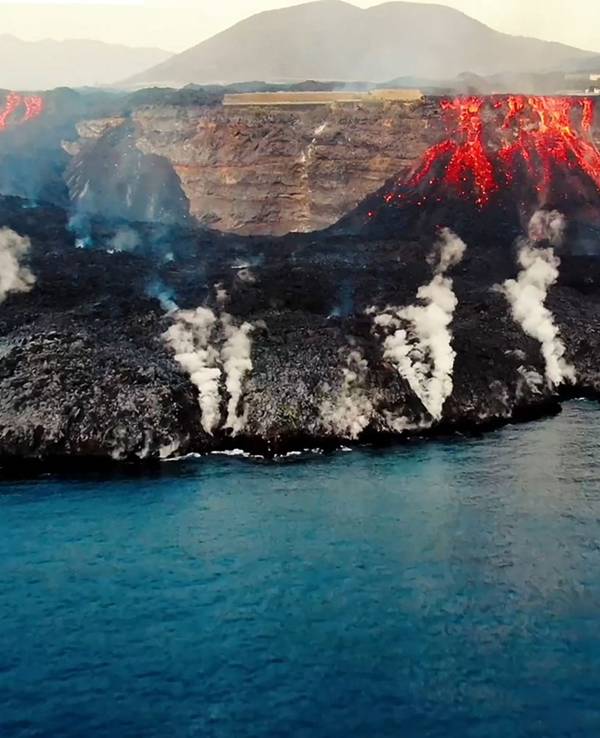 Im September 2021 ist auf La Palma ein bis dahin lange inaktiver Vulkan ausgebrochen – die Folgen davon sind noch immer spürbar. Das Foto (aufgenommen am 4. Oktober) zeigt, wie Lava an der Küste ins Meer stürzt.
