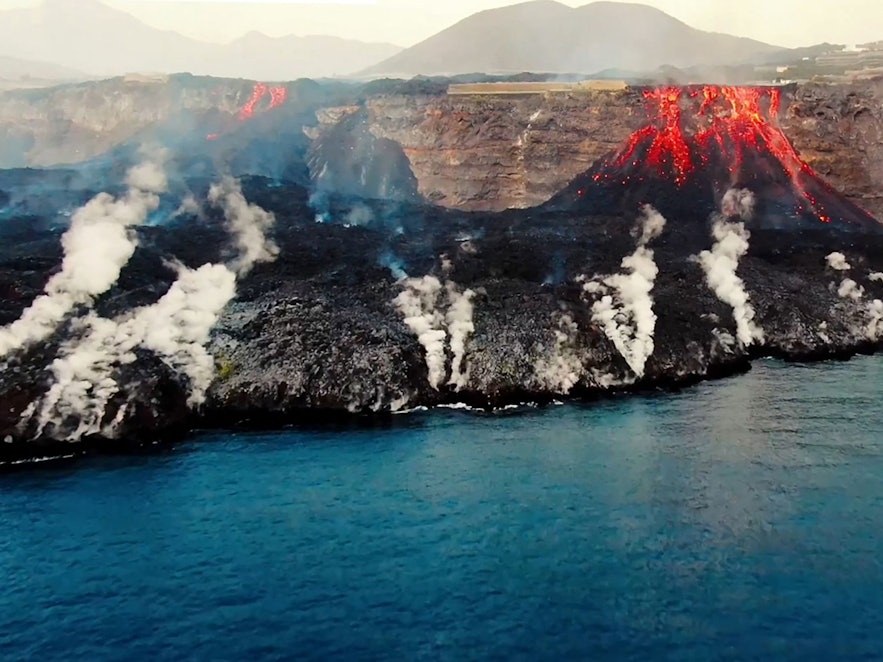Im September 2021 ist auf La Palma ein bis dahin lange inaktiver Vulkan ausgebrochen – die Folgen davon sind noch immer spürbar. Das Foto (aufgenommen am 4. Oktober) zeigt, wie Lava an der Küste ins Meer stürzt.