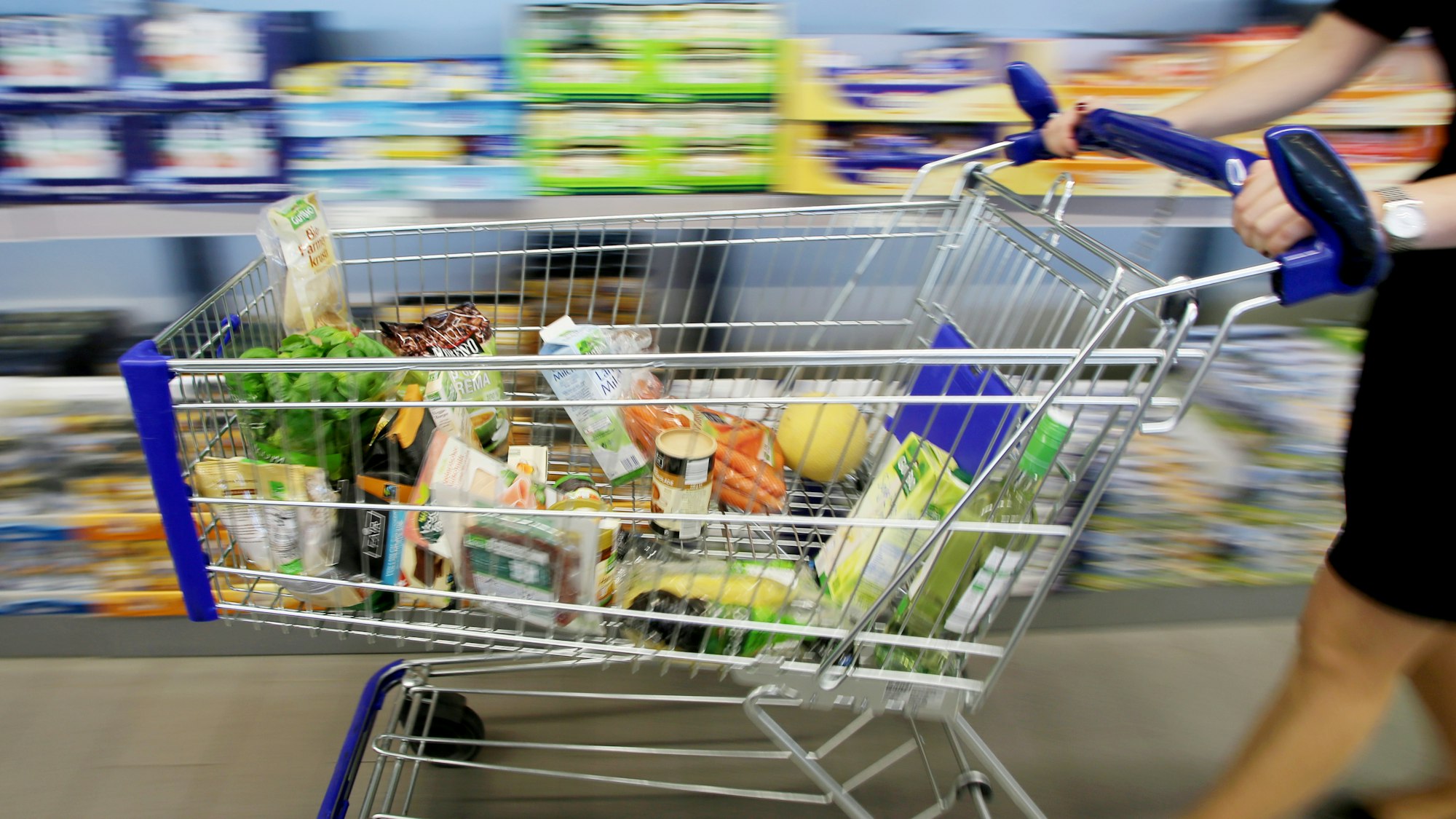 Eine Kundin fährt im Juli 2016 einen Einkaufswagen durch eine Discounter-Filiale in Essen.