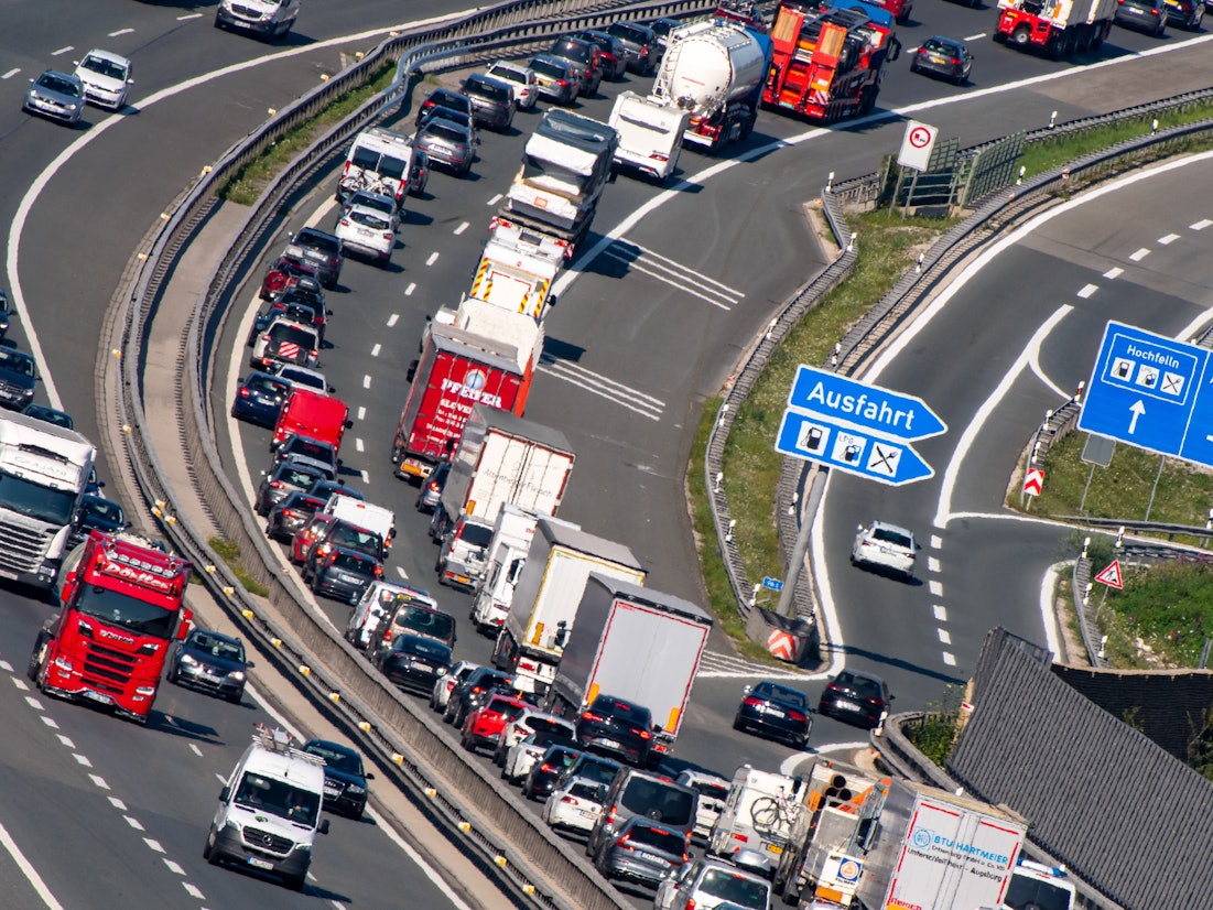 Pkw und Lkw stauen sich auf der Autobahn A8 in Richtung Norden. Eine lange Schlange ist zu sehen.