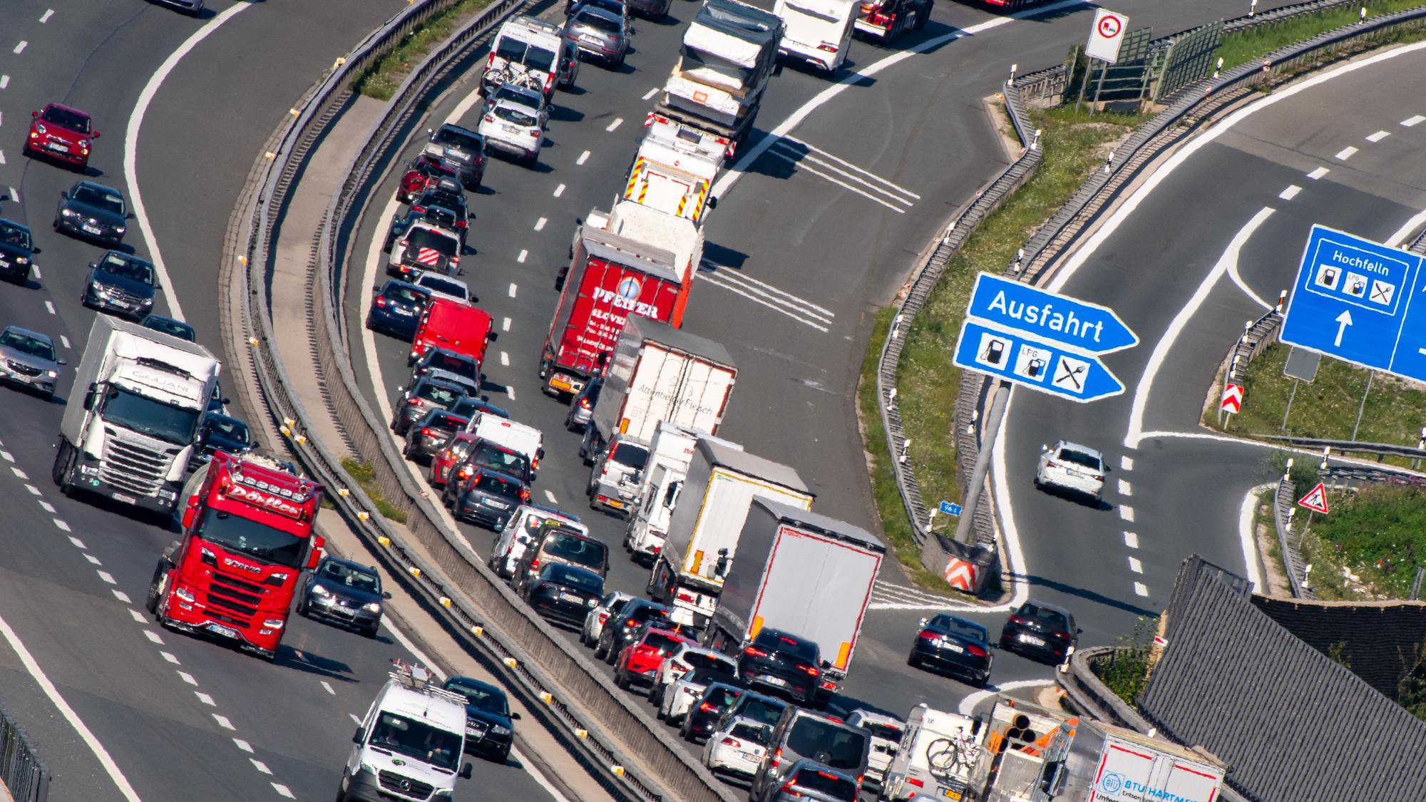 Pkw und Lkw stauen sich auf der Autobahn A8 in Richtung Norden. Eine lange Schlange ist zu sehen.