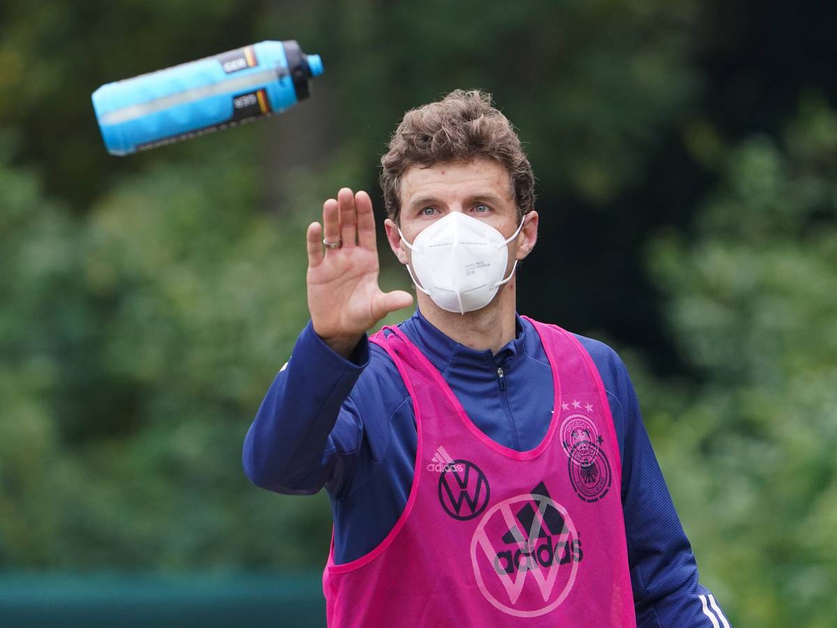 Deutschlands Thomas Müller fängt beim Training der Nationalmannschaft eine Flasche.