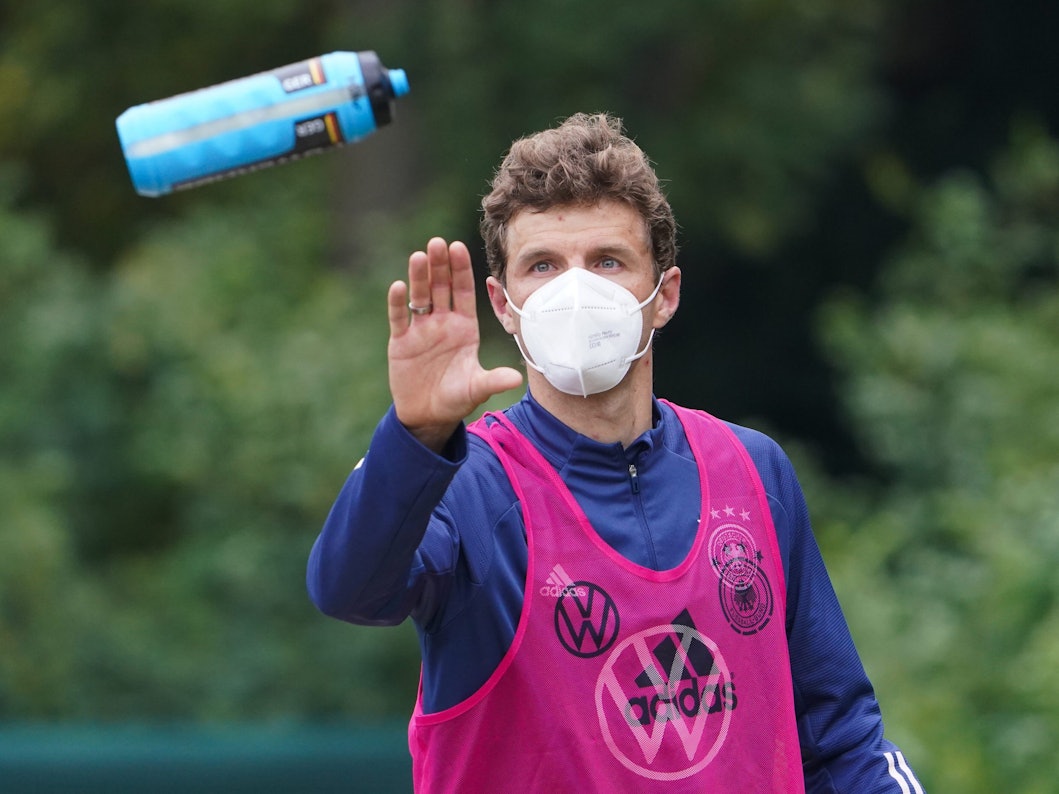 Deutschlands Thomas Müller fängt beim Training der Nationalmannschaft eine Flasche.