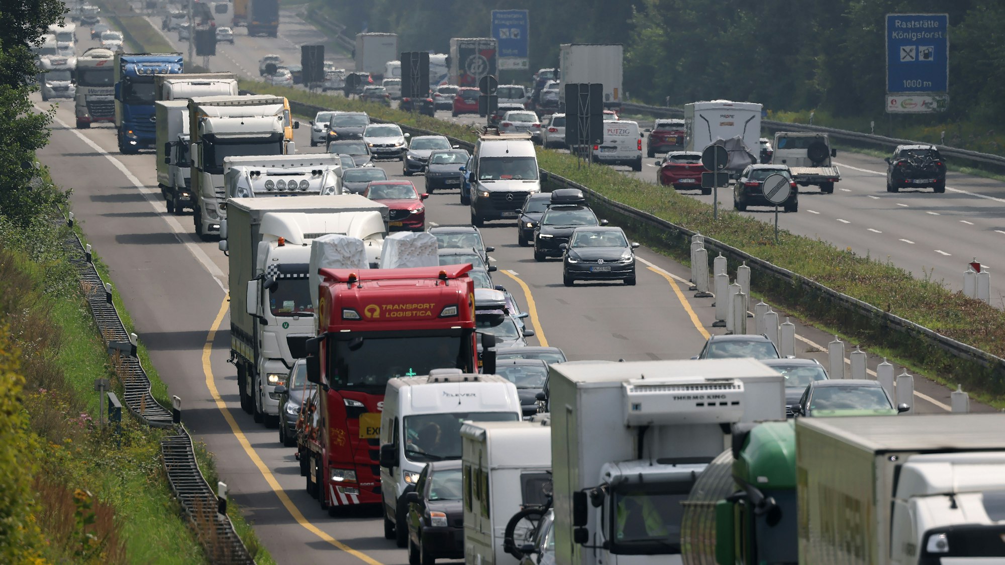 PKW und LKW fahren auf der A 3 zwischen Rösrath und Köln auf eine Stauende zu. Rückreiseverkehr zum Ferienende in Nordrhein-Westfalen und die wegen Flutschäden gesperrten Autobahnen 1 und 61 führen zu zahlreien Staus auf den Autobahnen rund um Köln. +++ dpa-Bildfunk +++