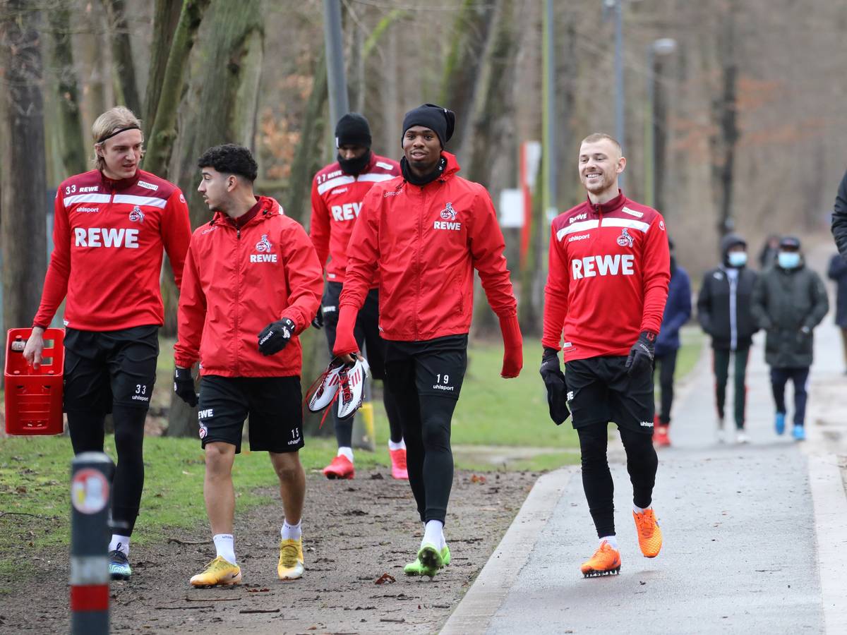 Sebastiaan Bornauw, Dimitrios Limnios und Max Meyer gehen zum Training des 1. FC Köln.