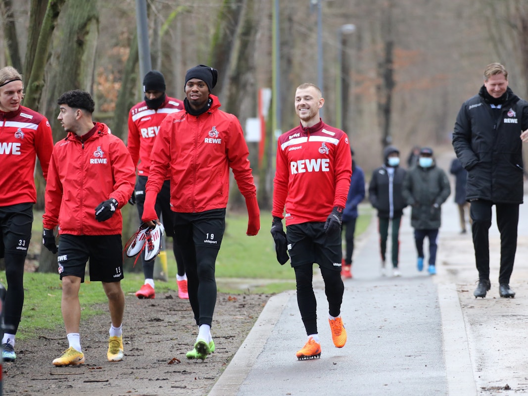 Sebastiaan Bornauw, Dimitrios Limnios und Max Meyer gehen zum Training des 1. FC Köln.