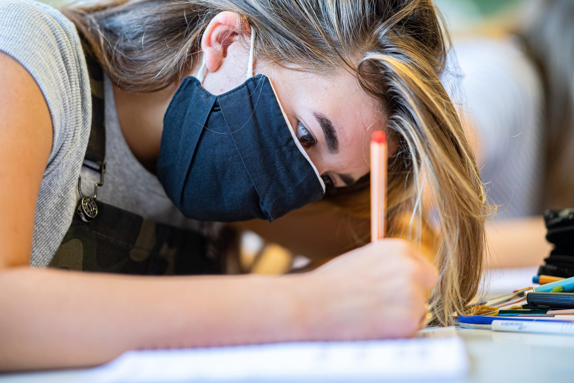 Maskenpflicht an Schulen (hier eine Schülerin in Münster im Oktober 2020), sie soll bald fallen.