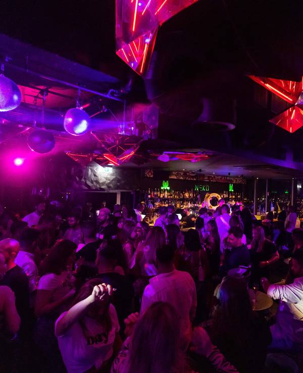 Menschen tanzen im Club Neko in Freiburg auf der Tanzfläche.
