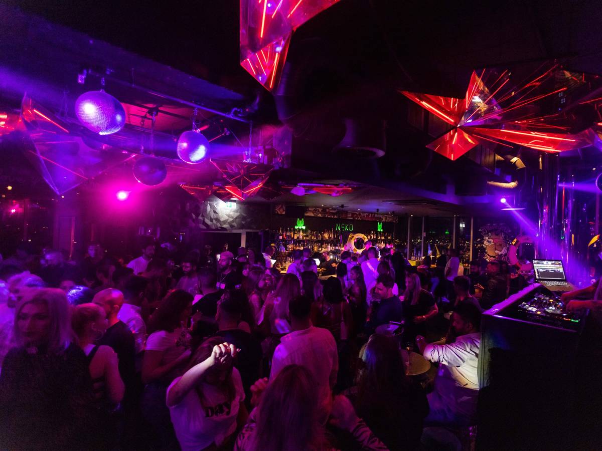 Menschen tanzen im Club Neko in Freiburg auf der Tanzfläche.