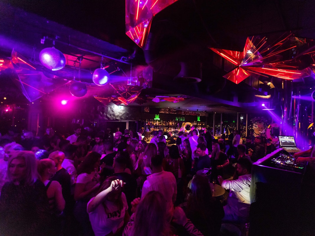 Menschen tanzen im Club Neko in Freiburg auf der Tanzfläche.