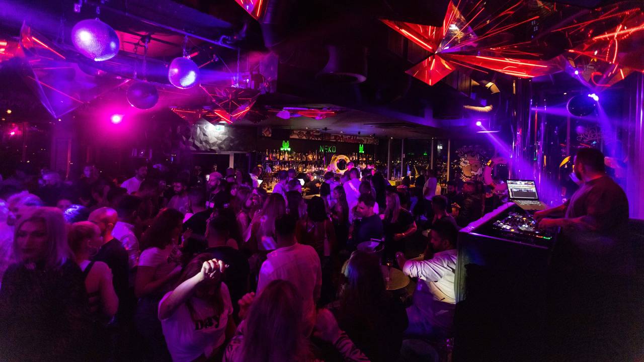 Menschen tanzen im Club Neko in Freiburg auf der Tanzfläche.