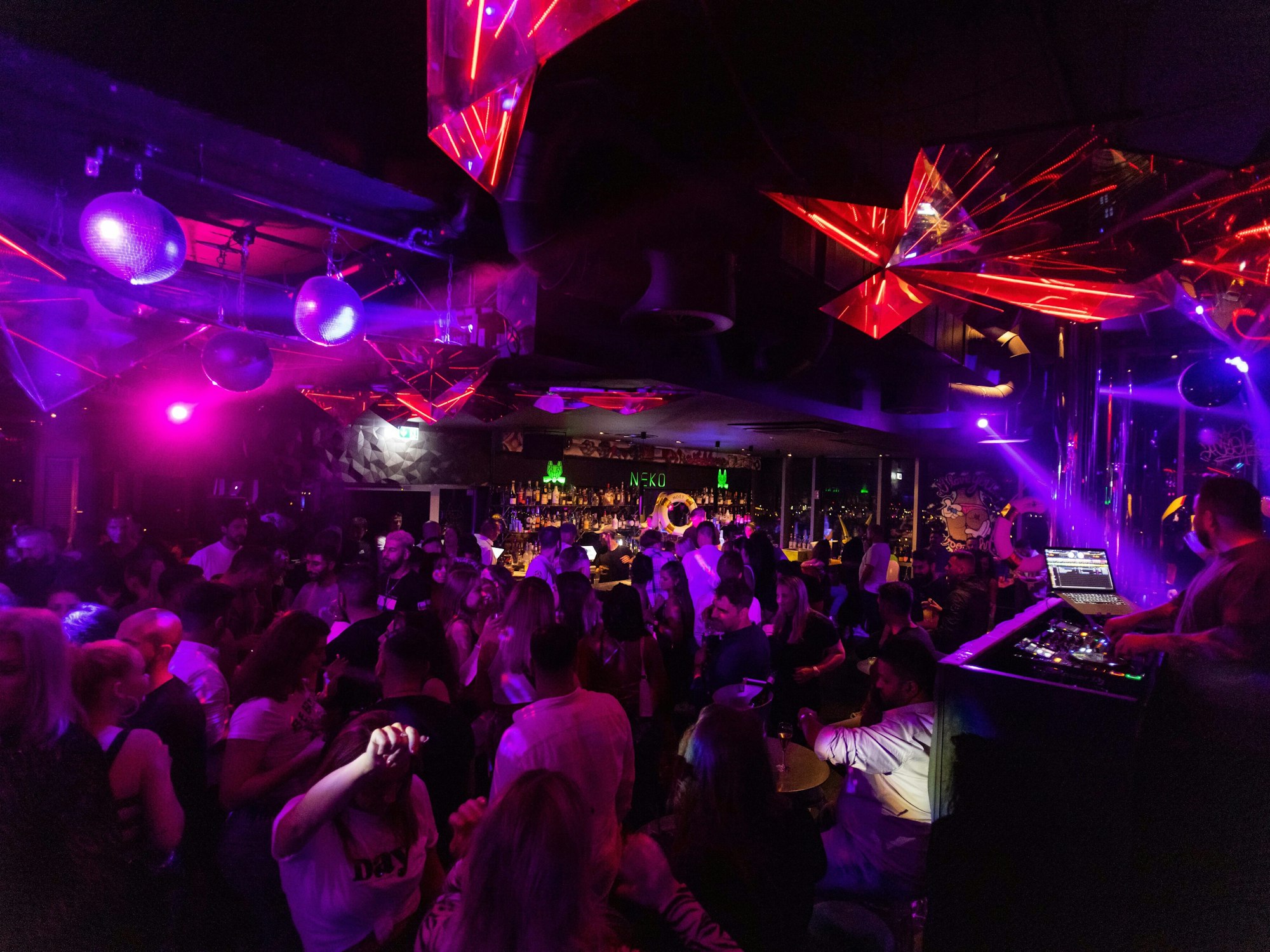 Menschen tanzen im Club Neko in Freiburg auf der Tanzfläche.