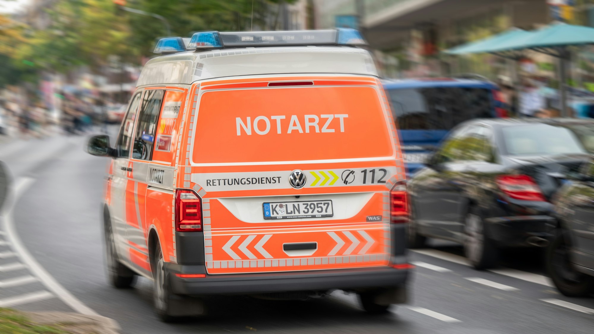Ein Notarztwagen fährt über die Kalker Hauptstraße.