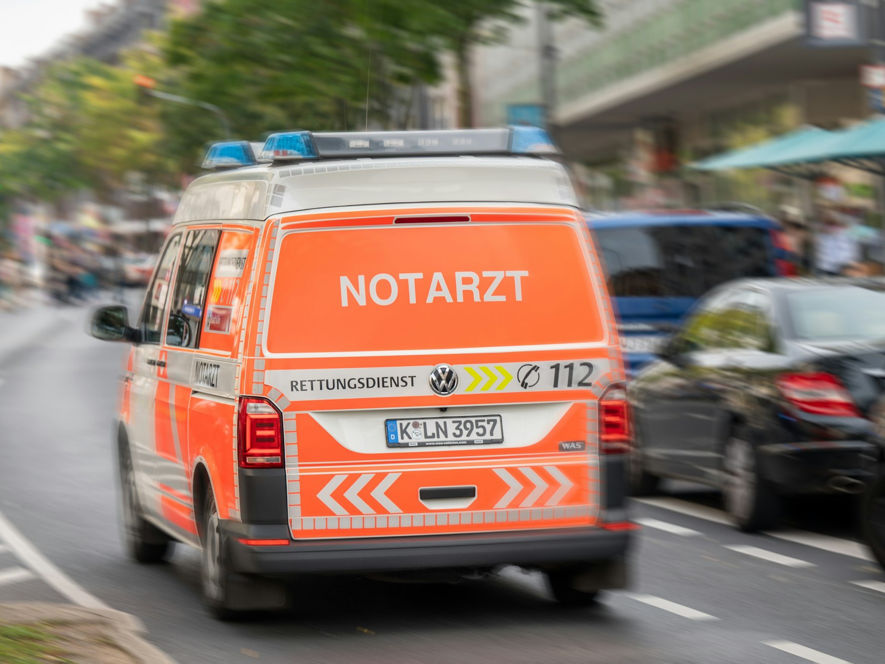 Ein Notarztwagen ist in Köln unterwegs.