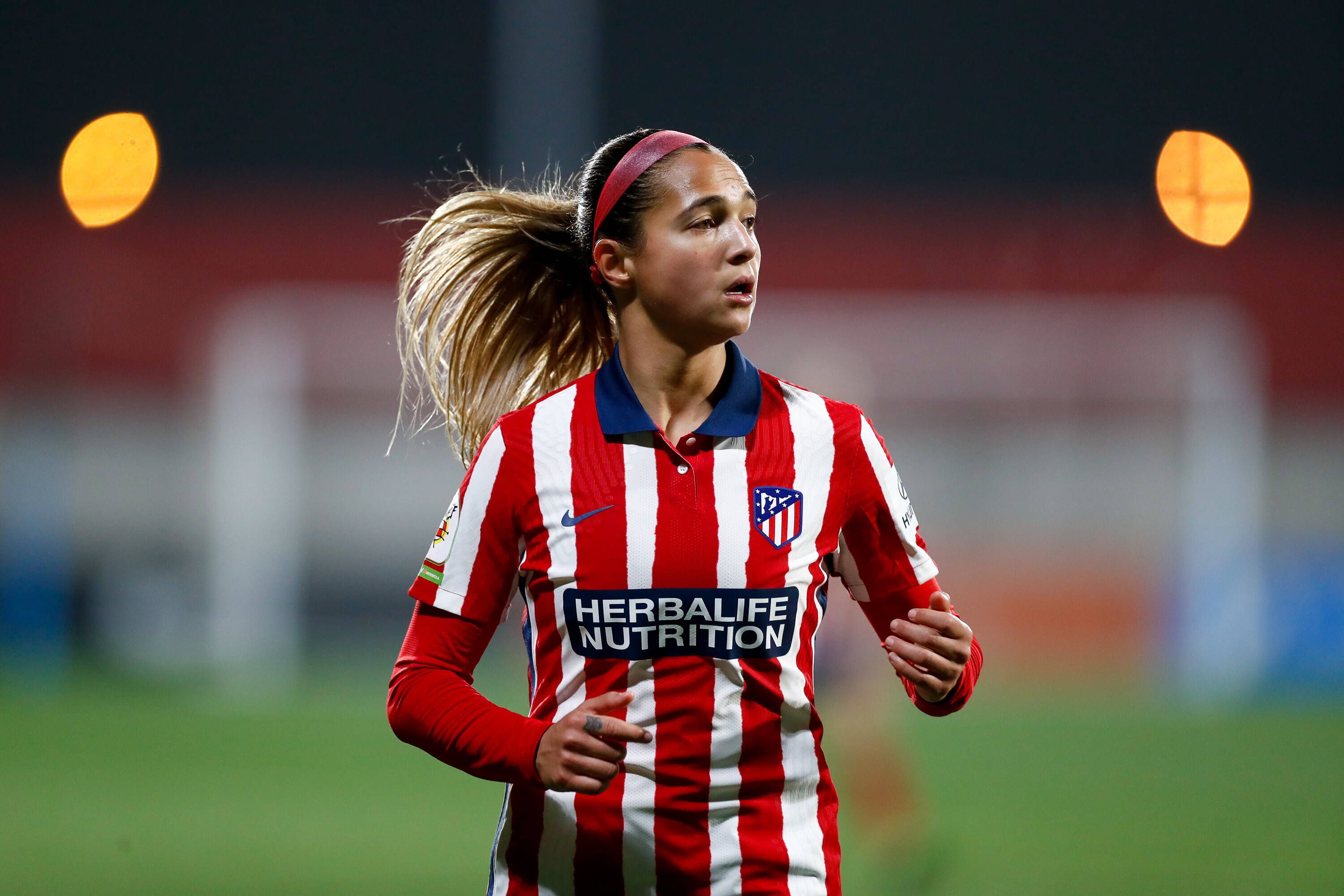 Atlético-Spielerin Deyna Castellanos schaut beim Spiel gegen Real Sociedad während des Joggens nach links