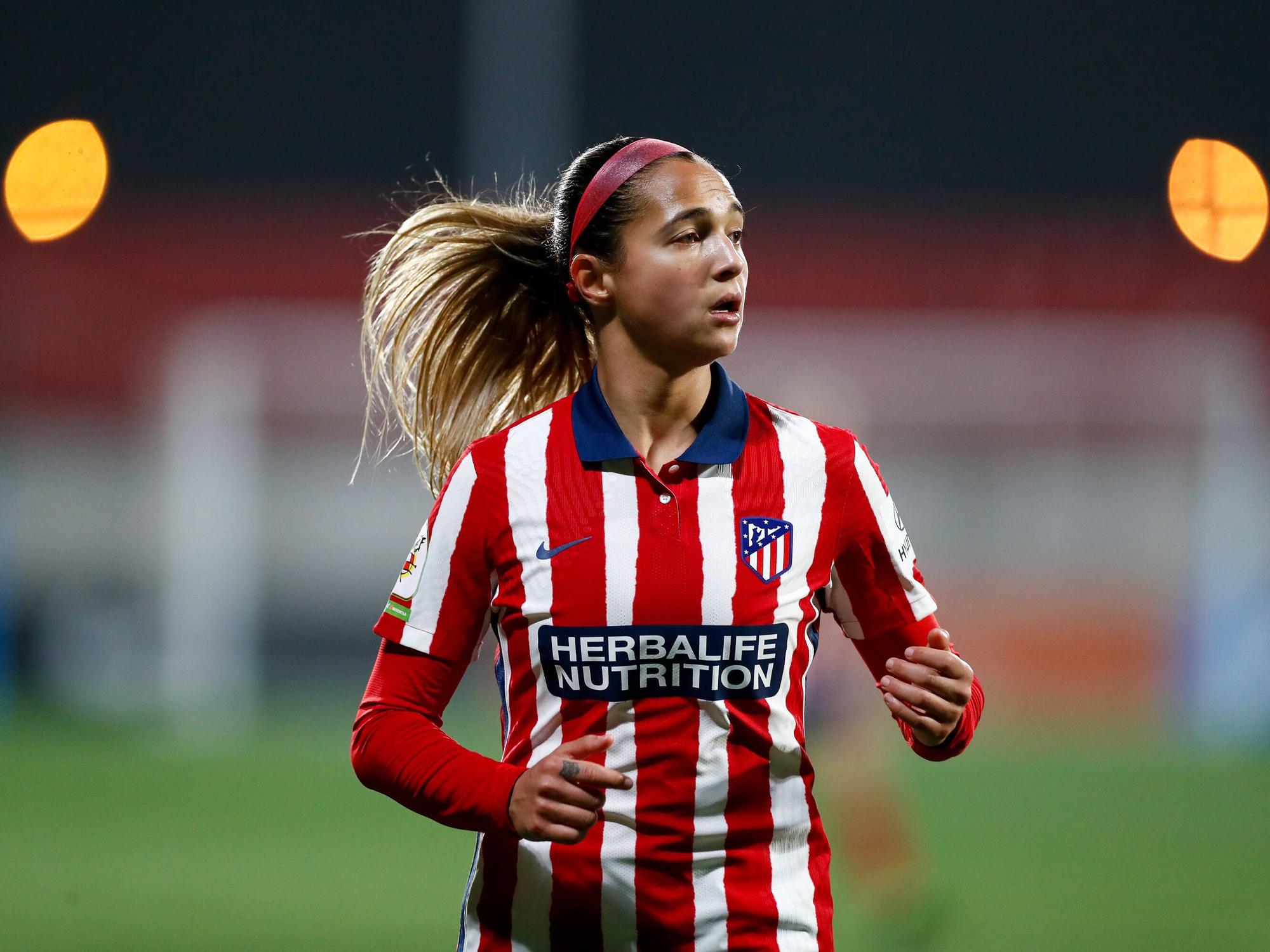 Atlético-Spielerin Deyna Castellanos schaut beim Spiel gegen Real Sociedad während des Joggens nach links