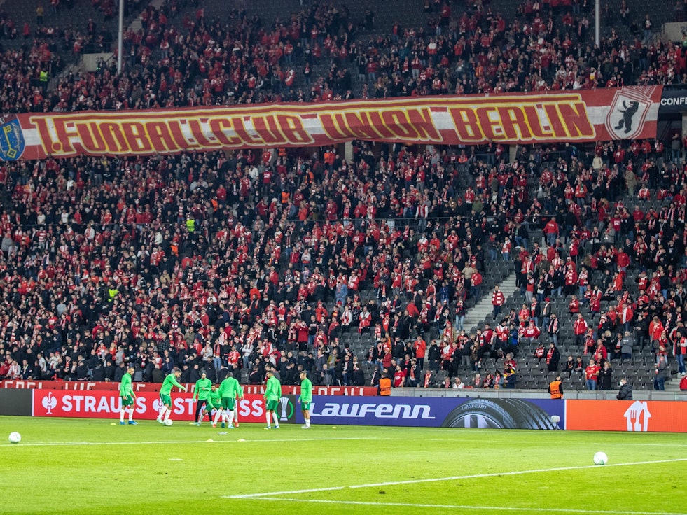 Fans von Union Berlin im Spiel der UEFA Conference League gegen Maccabi Haifa