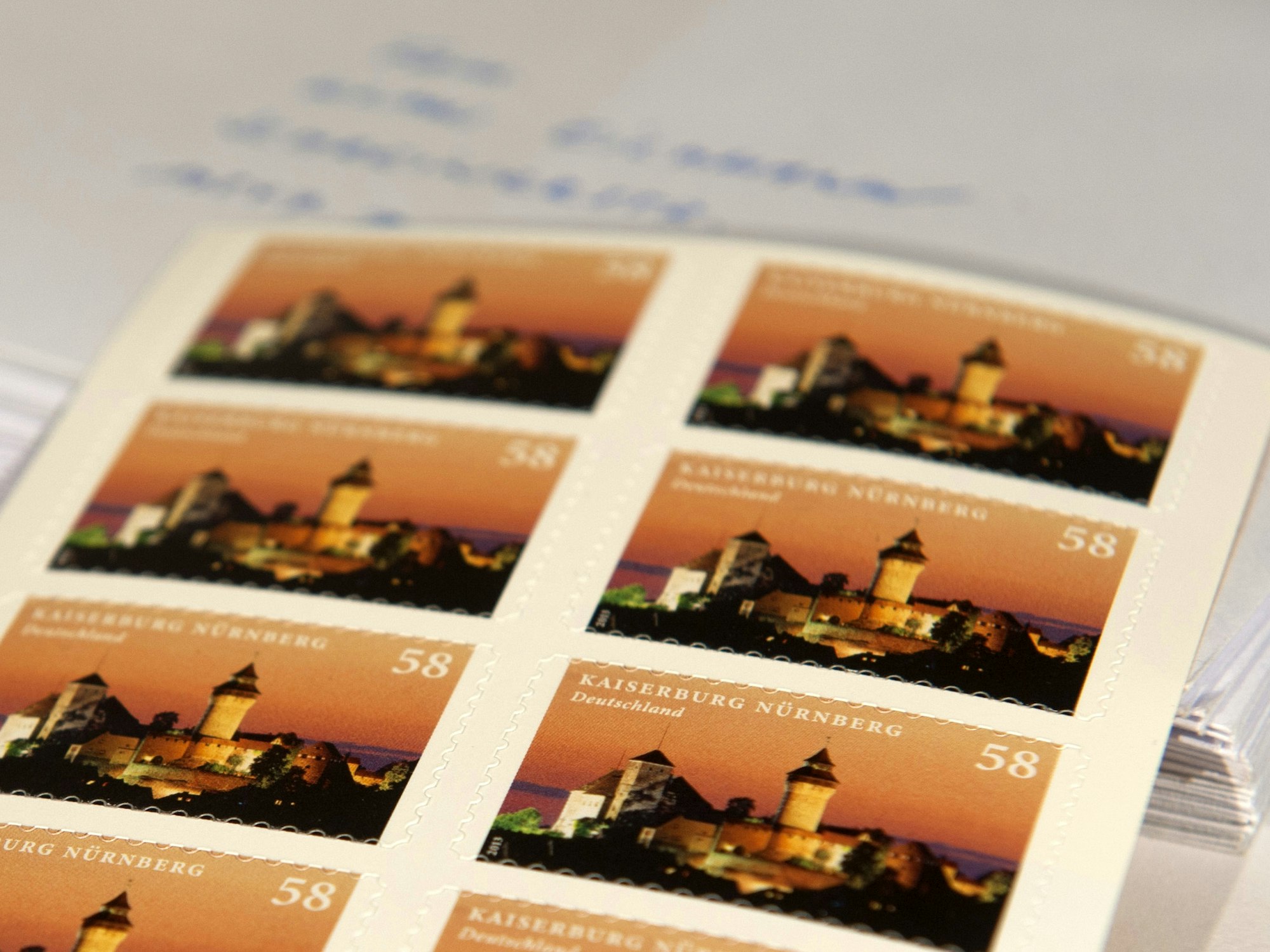 Das Symbolbild zeigt eine Packung Briefmarken.