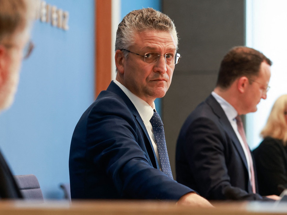 RKI-Chef Lothar Wieler (zusammen mit Gesundheitsminister Jens Spahn, r.) warnt am Mittwoch (6. Oktober) vor einer Doppel-Belastung durch Covid-Fälle und Grippe-Fälle.