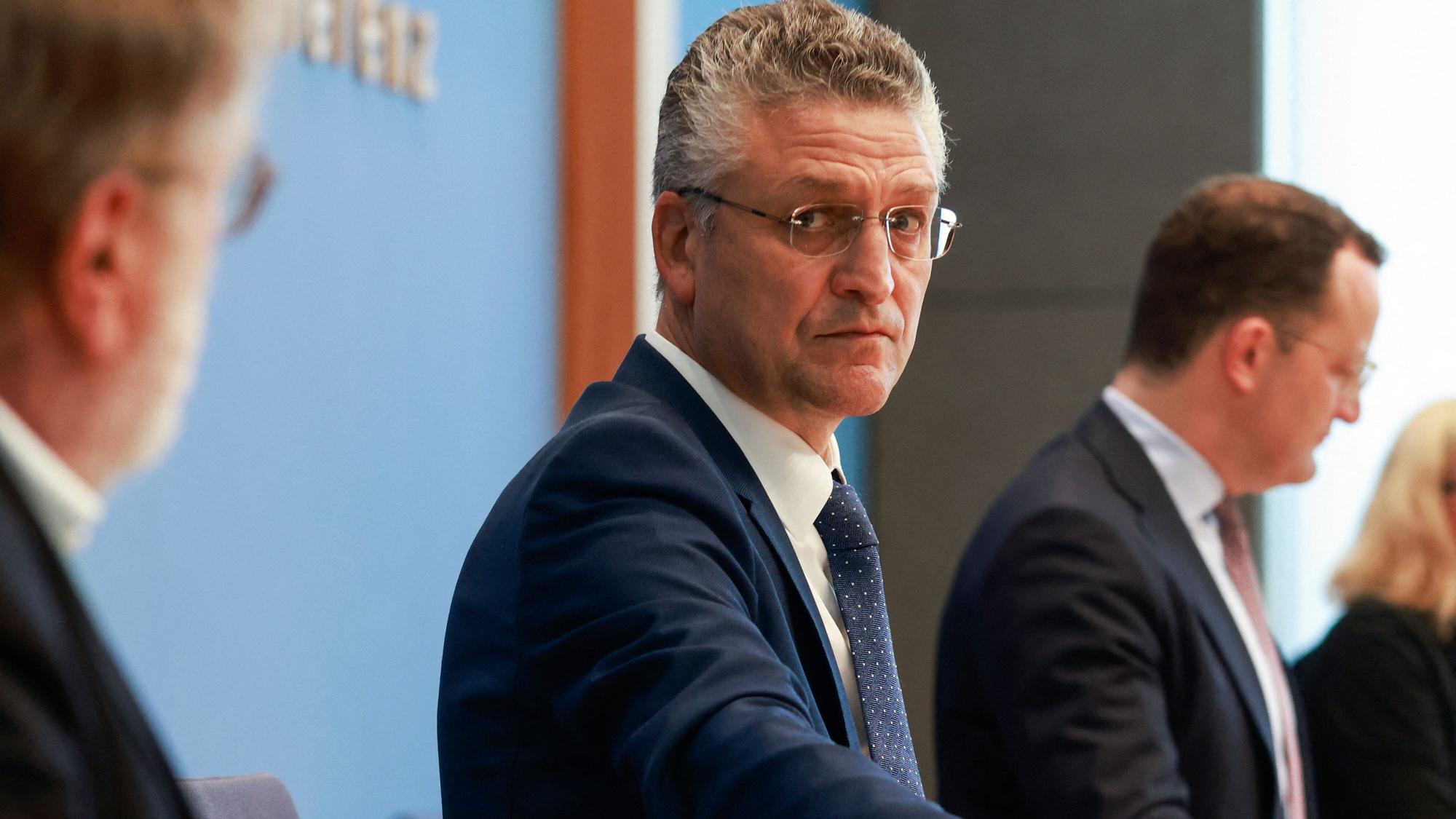 RKI-Chef Lothar Wieler (zusammen mit Gesundheitsminister Jens Spahn, r.) warnt am Mittwoch (6. Oktober) vor einer Doppel-Belastung durch Covid-Fälle und Grippe-Fälle.