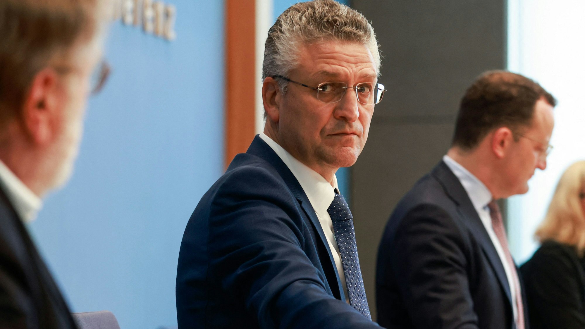 RKI-Chef Lothar Wieler (zusammen mit Gesundheitsminister Jens Spahn, r.) warnt am Mittwoch (6. Oktober) vor einer Doppel-Belastung durch Covid-Fälle und Grippe-Fälle.