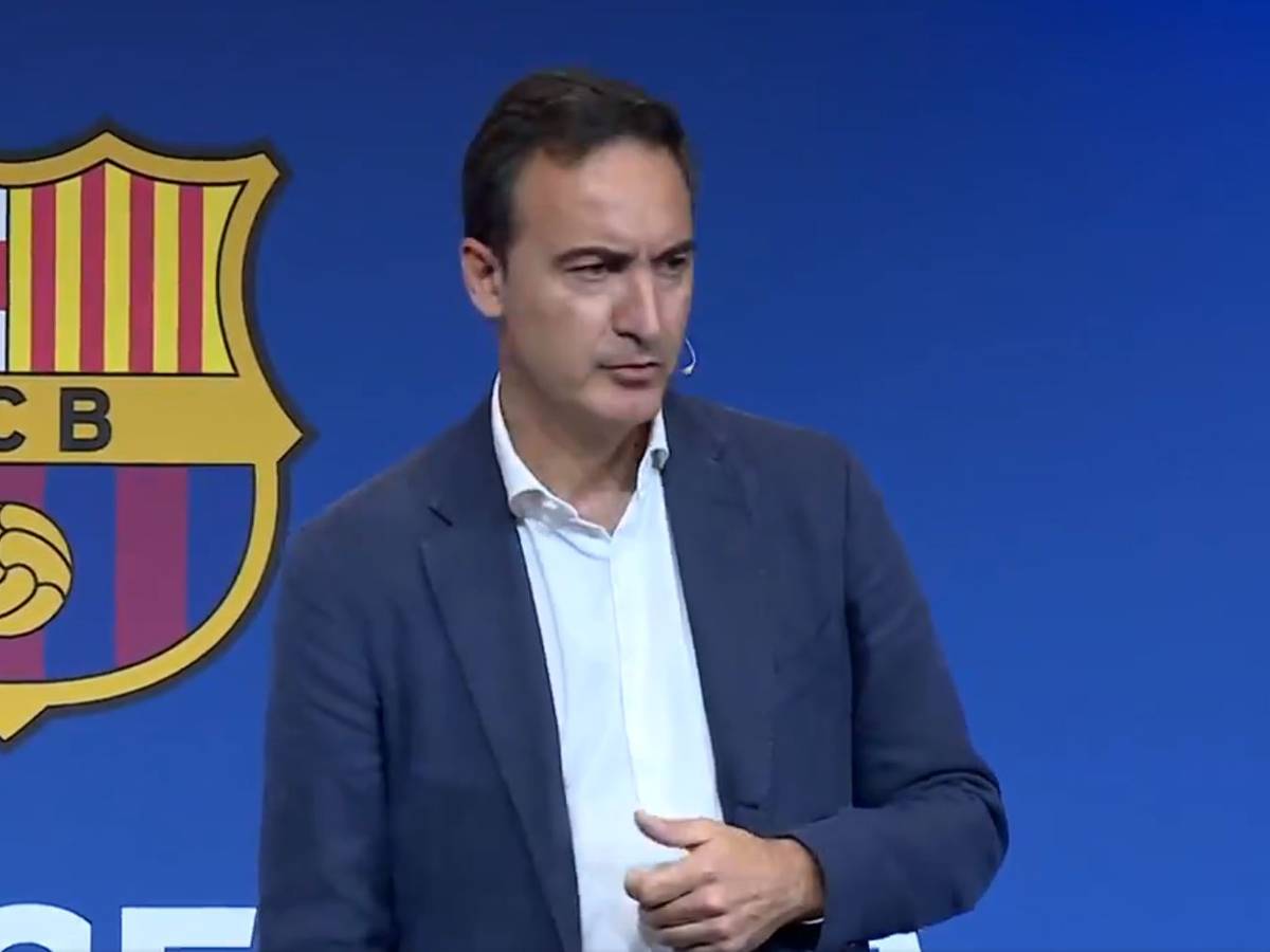 CEO Ferran Reverter vom FC Barcelona informiert auf einer Pressekonferenz über die Finanz-Zahlen des Klubs.