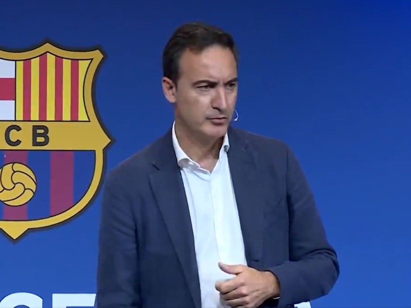 CEO Ferran Reverter vom FC Barcelona informiert auf einer Pressekonferenz über die Finanz-Zahlen des Klubs.