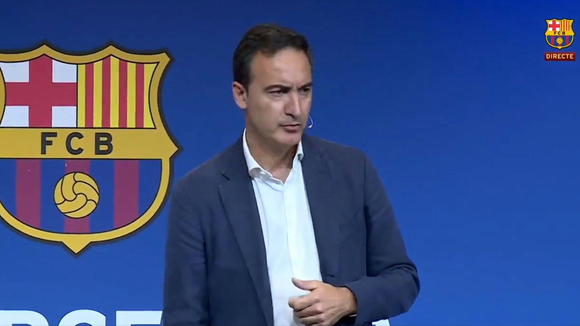 Ferran Reverter vom FC Barcelona informiert auf einer Pressekonferenz über die Finanz-Zahlen des Klubs. Screenshot der PK auf dem Twitter-Kanal des Klubs.
