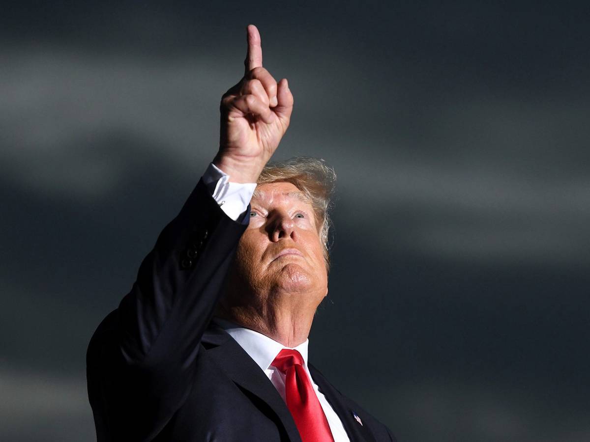 Der ehemalige US-Präsident Donald Trump hält während einer Kundgebung im Juli eine Schweigeminute für die Opfer des Gebäudeeinsturzes in Surfside (Florida), er blickt nach oben, deutet mit dem Fin