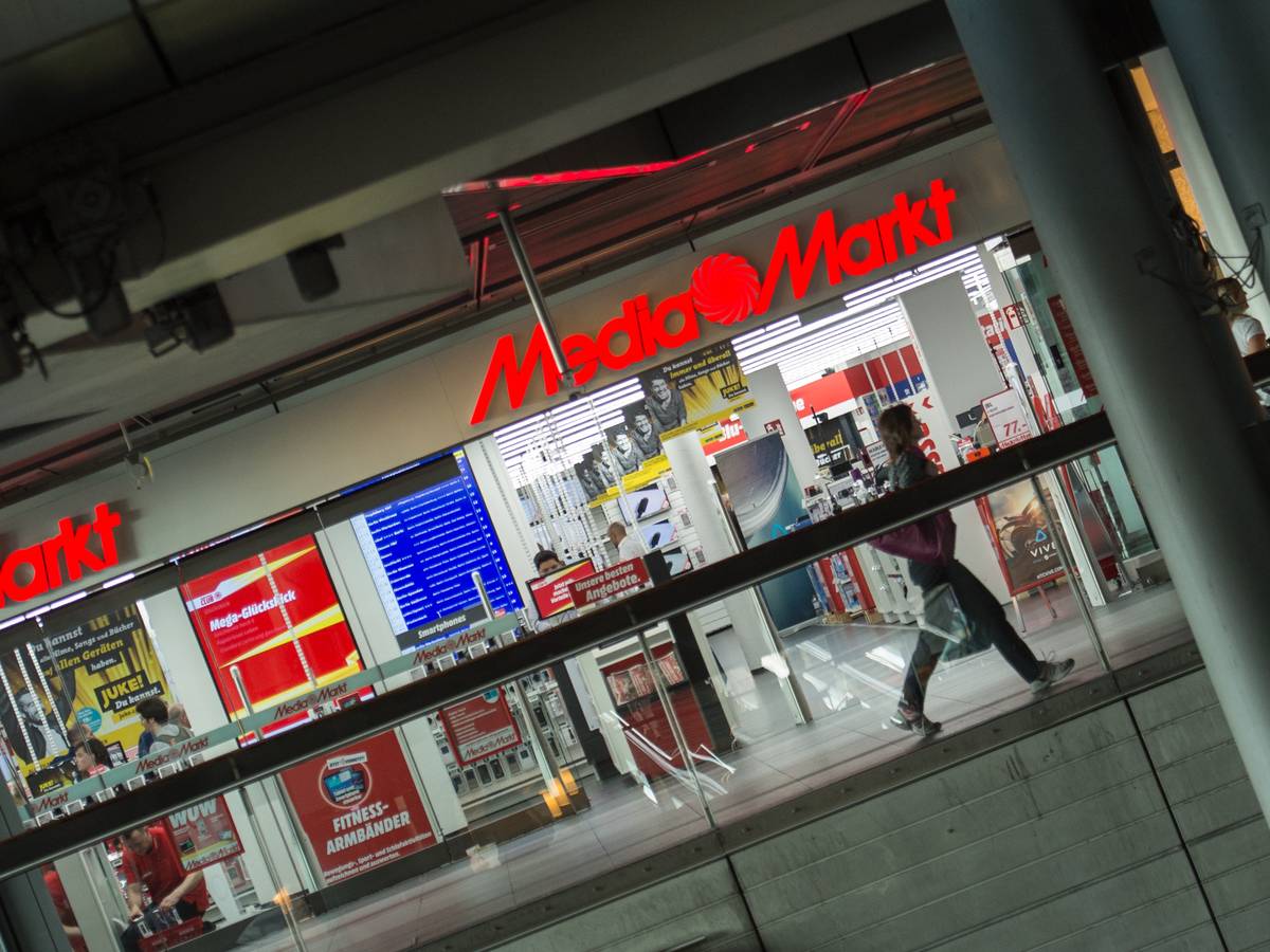 Blick auf den Media Markt im Berliner Hauptbahnhof (Archivbild von 2016): Laut MediaMarktSaturn könne es zu Engpässen bei einigen Produkten rund um die Weihnachtszeit geben. Ein Grund dafür: die weltweite Halbleiterkrise.
